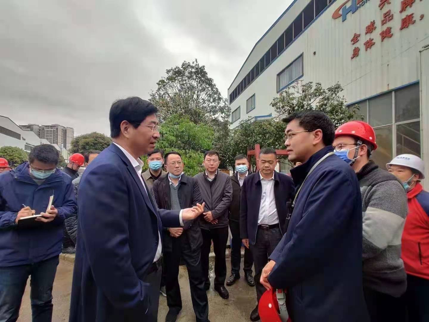 桂林市委書記周家斌書記，鐘洪常務(wù)副市長等市委市政府，區(qū)委區(qū)政府領(lǐng)導(dǎo)一行開年第一站來到廣西桂林鴻程機(jī)械廠指導(dǎo)慰問